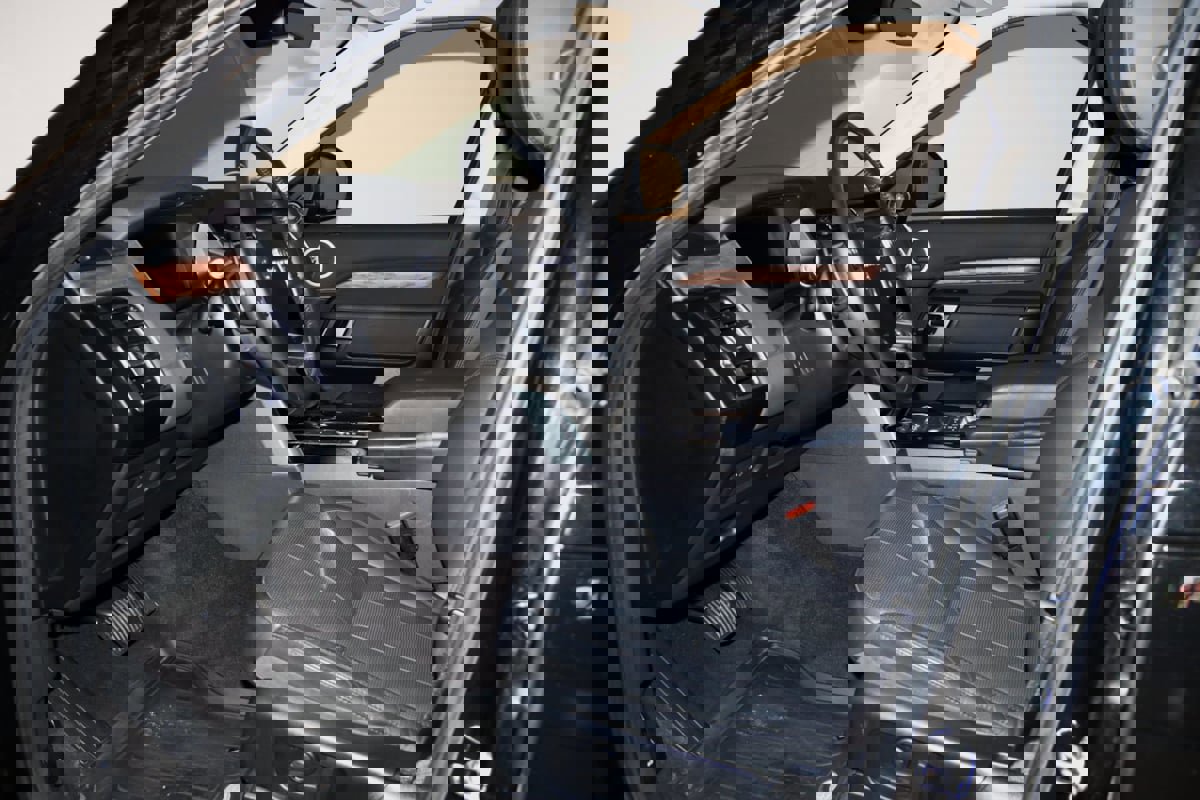 Used 2018 Land Rover Discovery HSE image 31