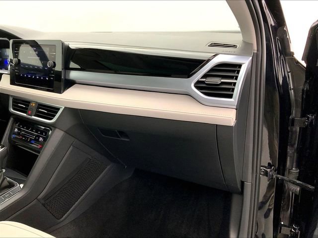 Certified 2025 Volkswagen Taos SE AWD/4WD image 16