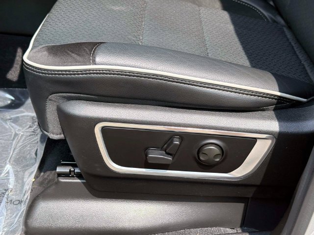 Used 2026 RAM 1500 Laramie AWD/4WD image 18