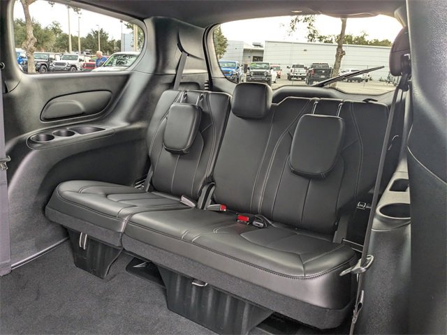 Used 2025 Chrysler Pacifica Select image 13