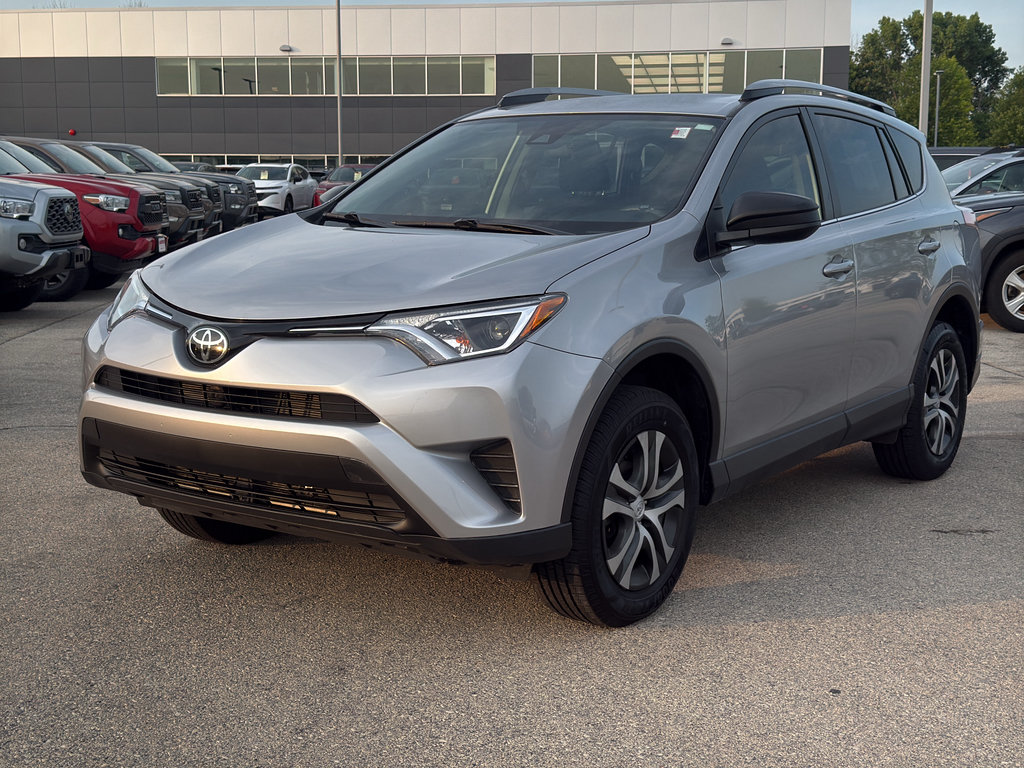 Used 2018 Toyota RAV4 LE FWD image 2