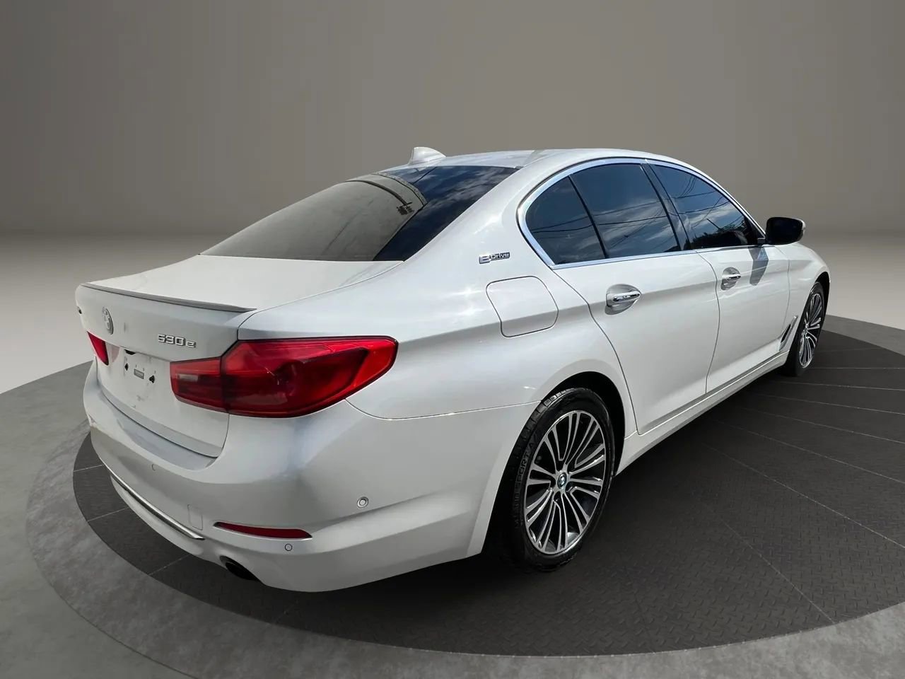 Used 2018 BMW 530e xDrive w/ Premium Package 2 AWD/4WD image 5