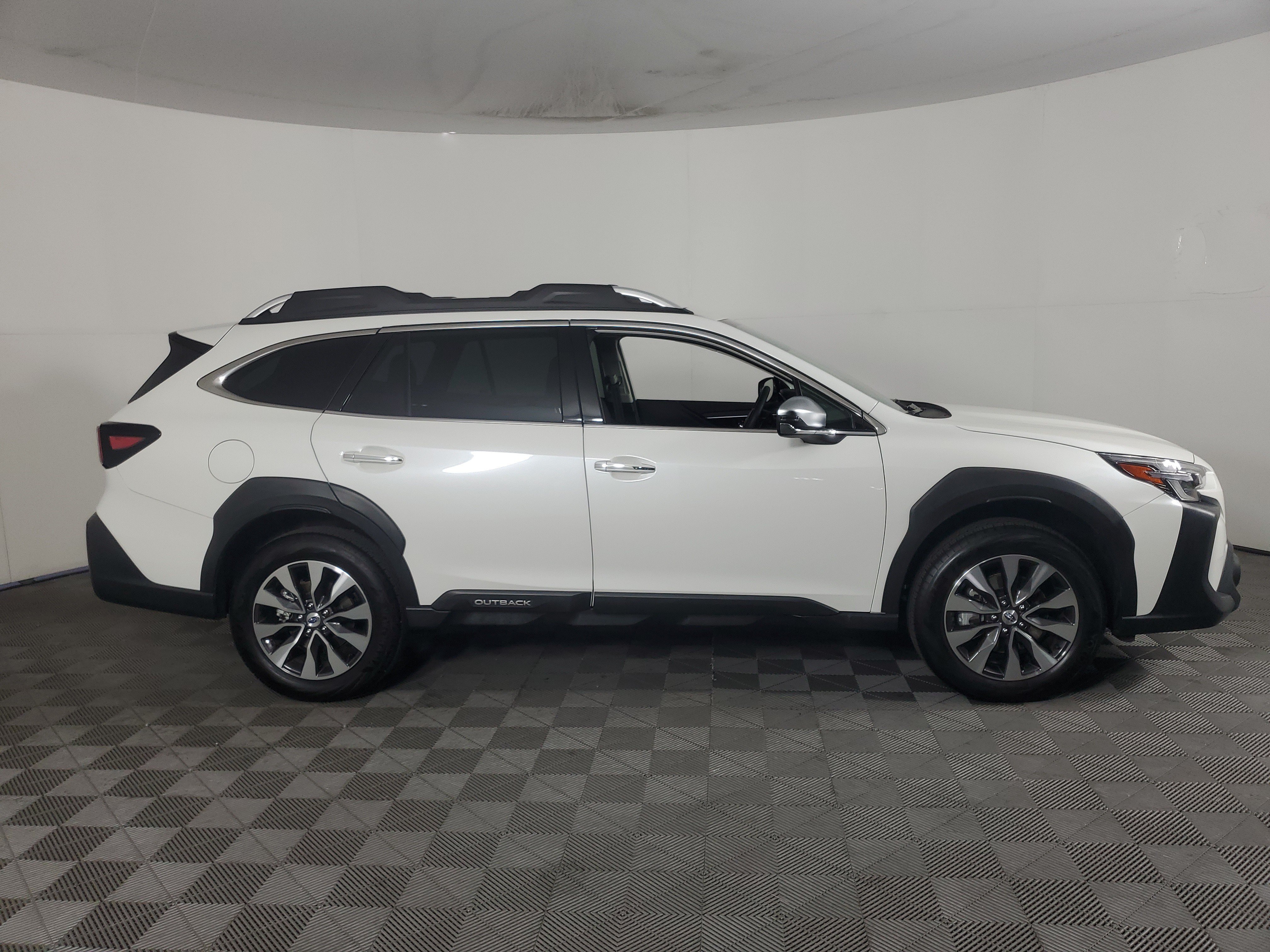 Used 2025 Subaru Outback Touring XT w/ Tech Package 2 AWD/4WD image 3