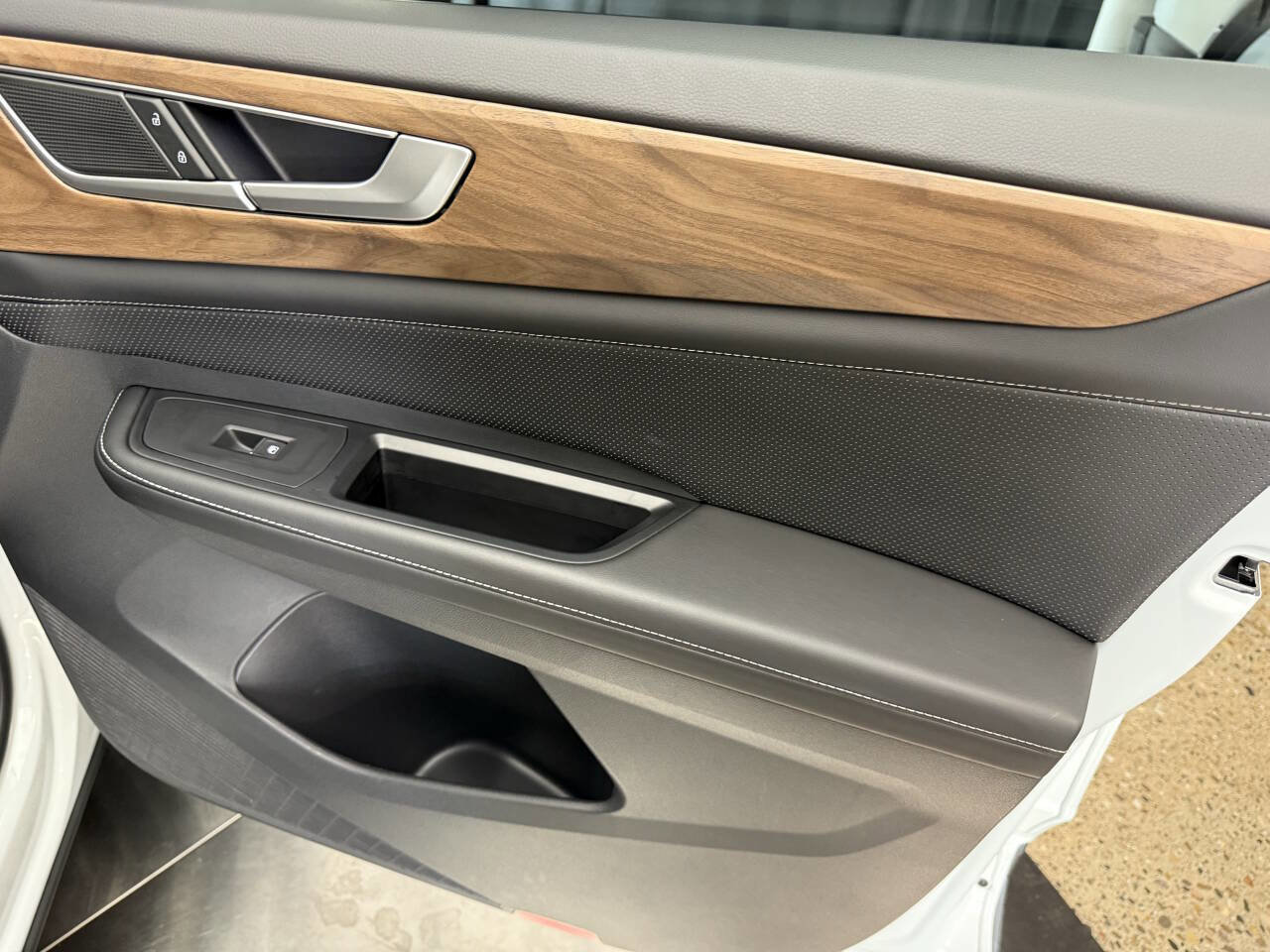 Used 2024 Volkswagen Atlas SE w/ Panoramic Sunroof Package image 29