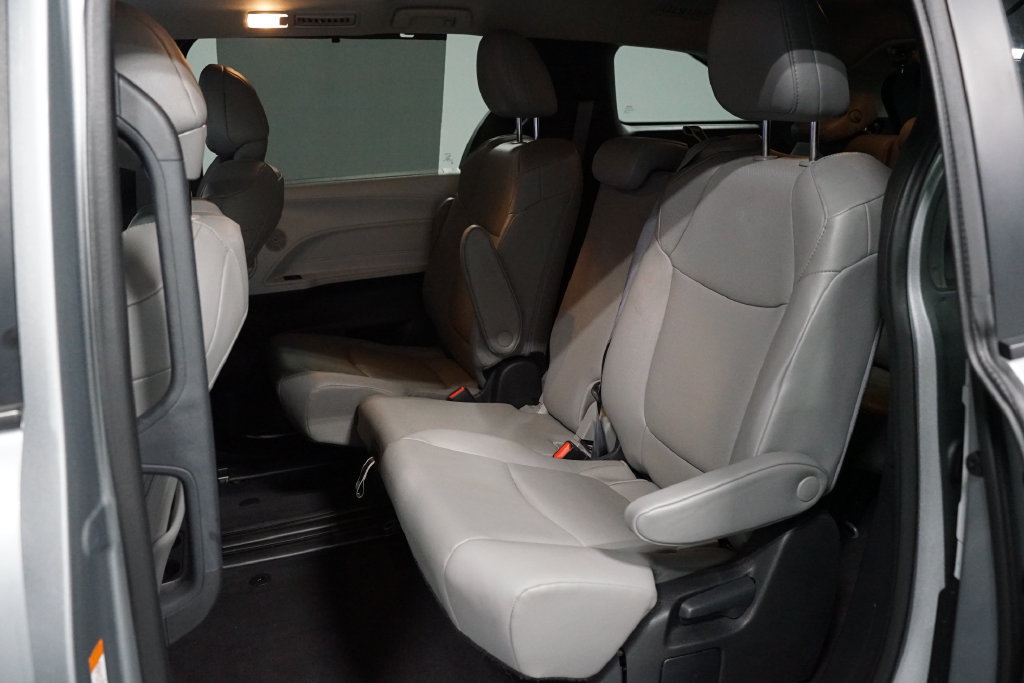 Certified 2025 Toyota Sienna XLE FWD image 29