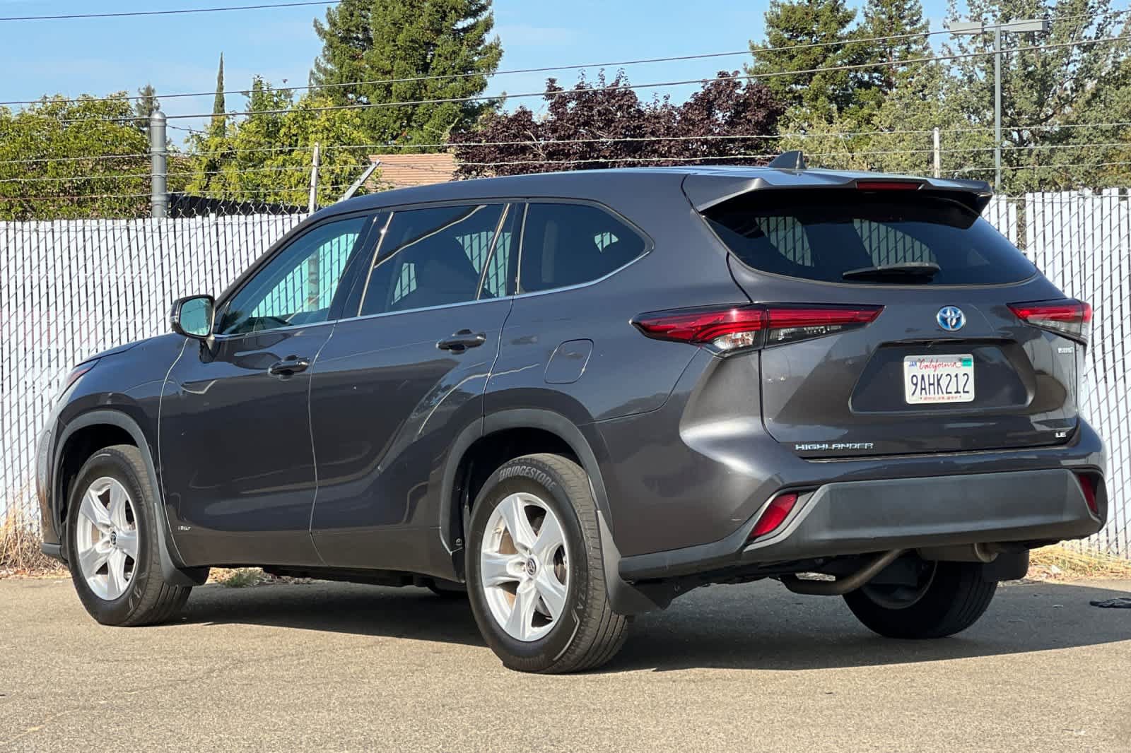 Used 2022 Toyota Highlander LE AWD/4WD image 5
