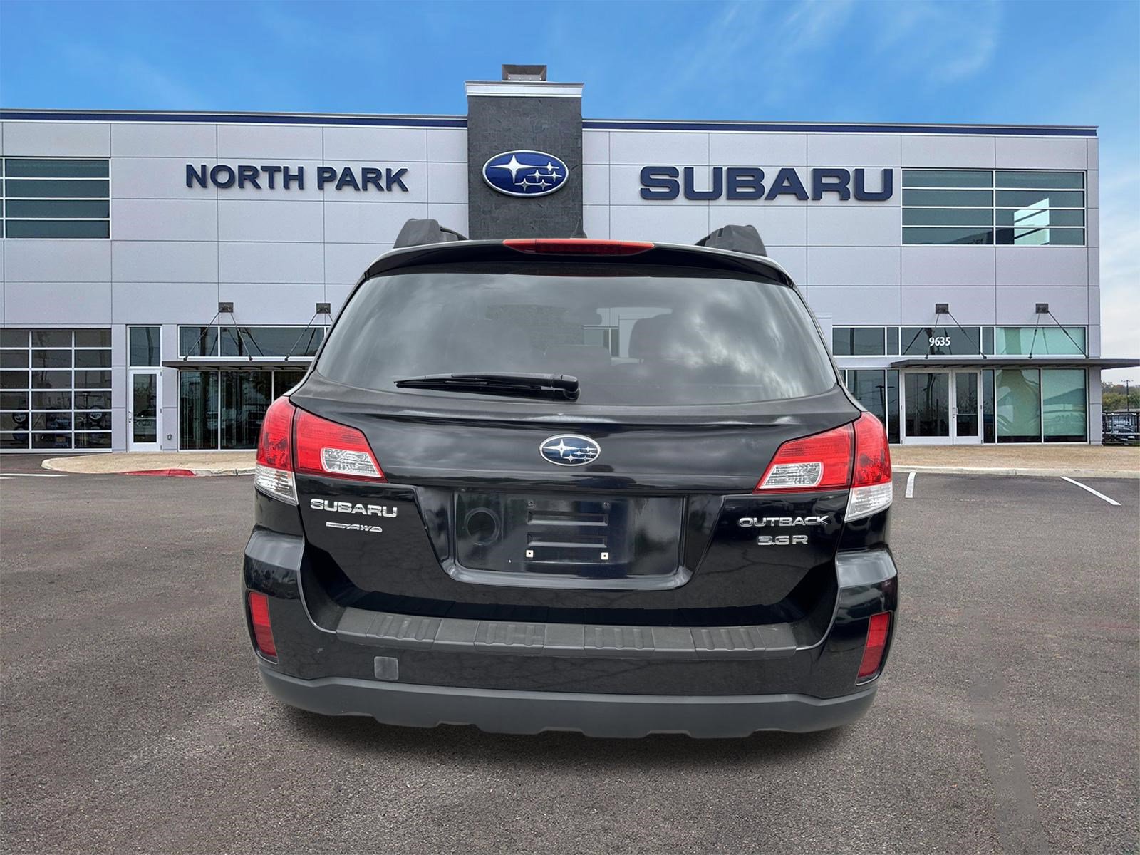 Used 2013 Subaru Outback 3.6R Limited w/ Special Appearance Pkg image 4