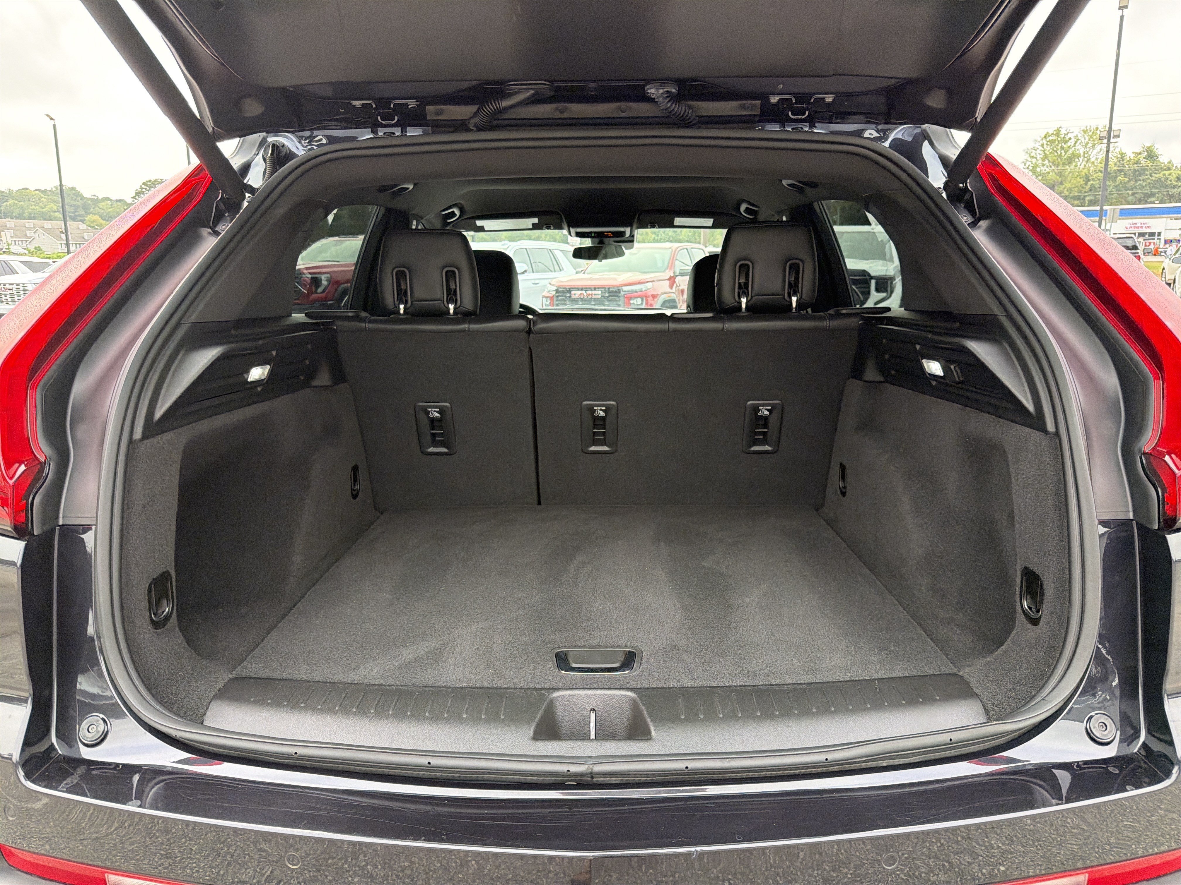 Used 2023 Cadillac XT4 Luxury w/ Cold Weather Package FWD image 19
