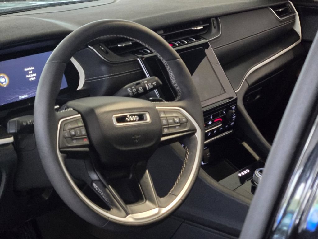Used 2023 Jeep Grand Cherokee L Laredo AWD/4WD image 25