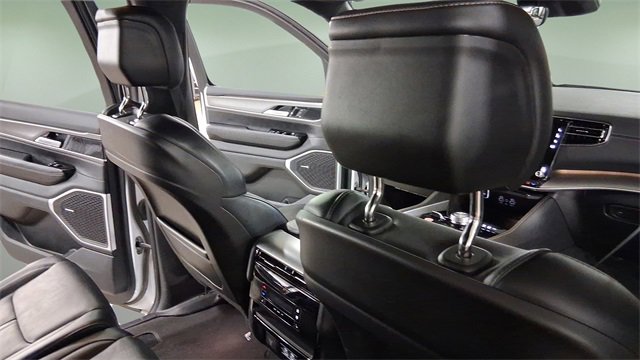 Used 2025 Jeep Wagoneer L Series II w/ 8-pass Seating Package image 17