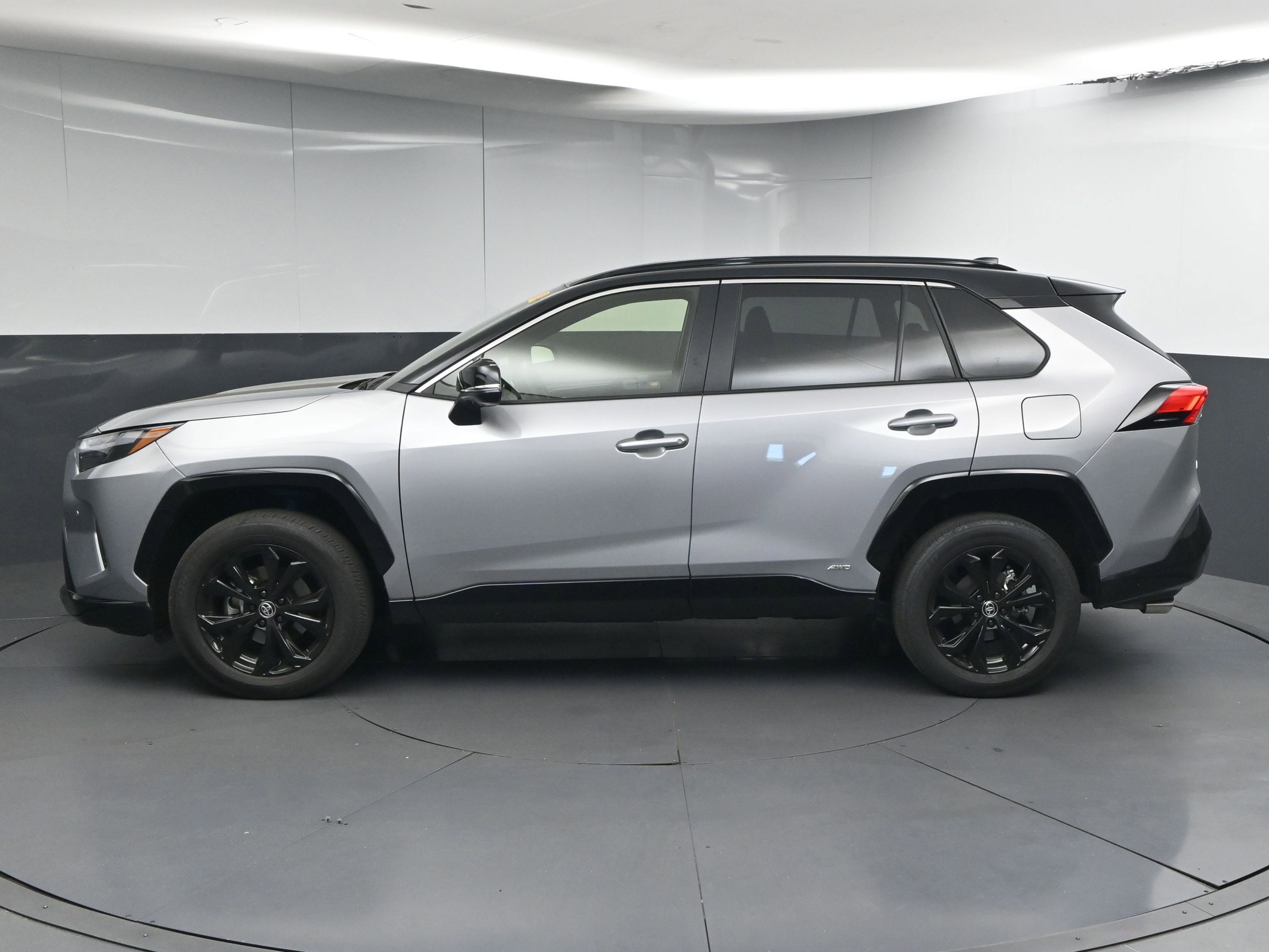 Used 2024 Toyota RAV4 XSE AWD/4WD image 5