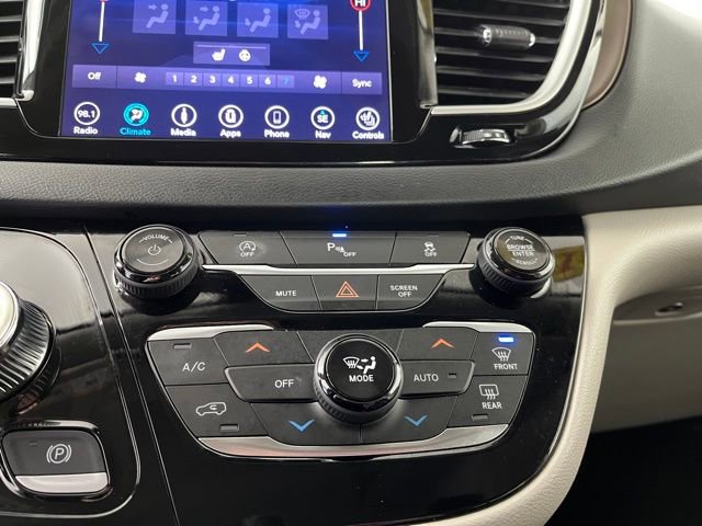 Used 2019 Chrysler Pacifica Touring-L image 32