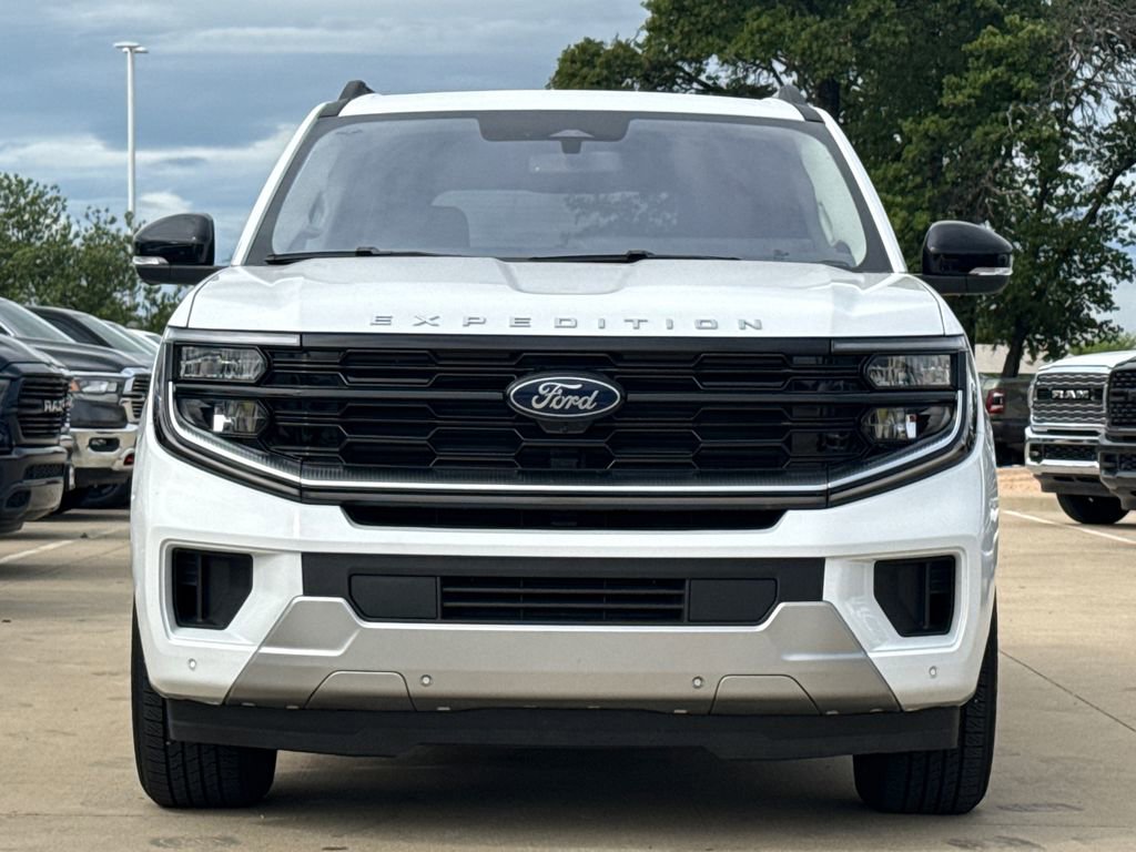 Used 2025 Ford Expedition Platinum AWD/4WD image 2