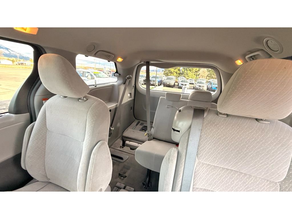 Used 2018 Toyota Sienna LE image 17