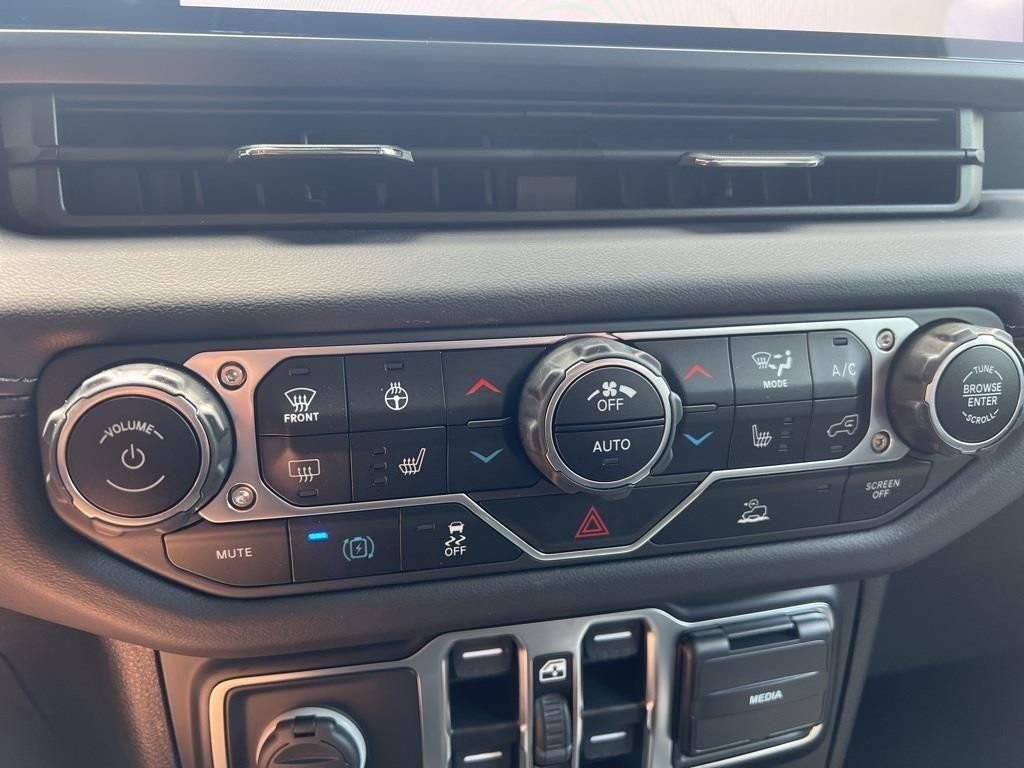 Used 2024 Jeep Wrangler Unlimited Sahara image 21