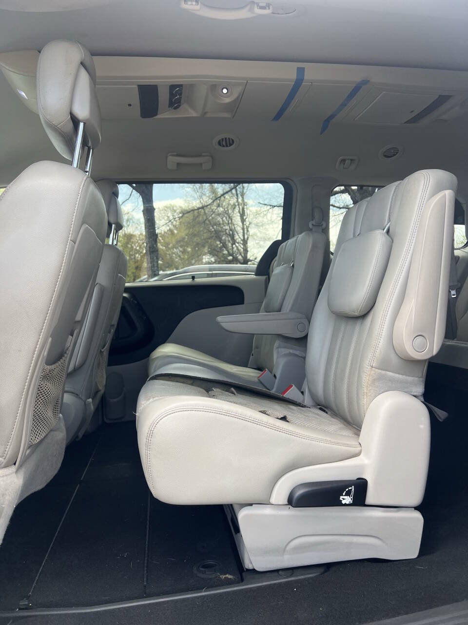 Used 2013 Chrysler Town & Country Touring-L w/ Entertainment Group #2 FWD image 18