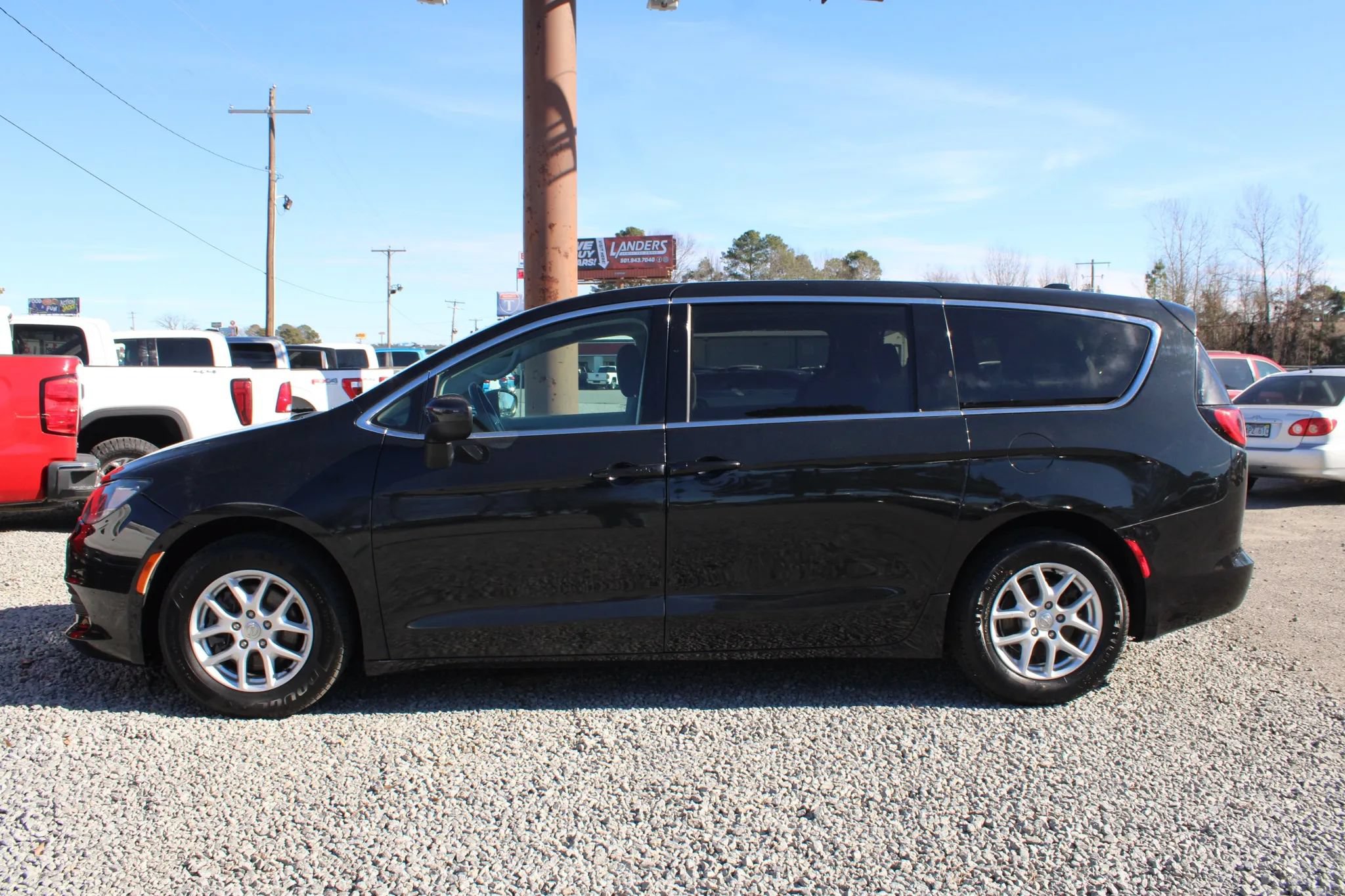 Used 2017 Chrysler Pacifica LX FWD image 2