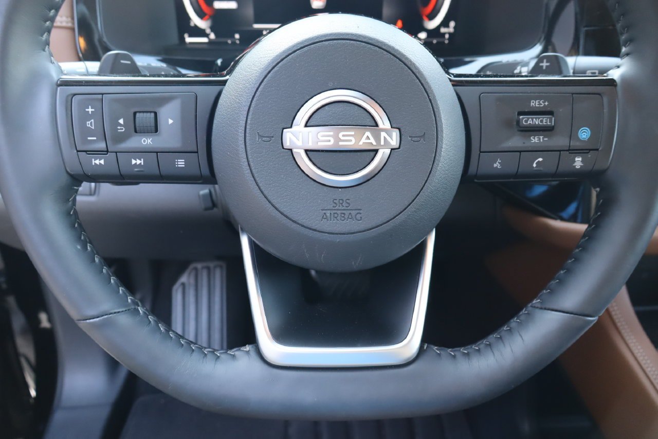 Used 2025 Nissan Pathfinder Platinum w/ Black Appearance Package FWD image 13