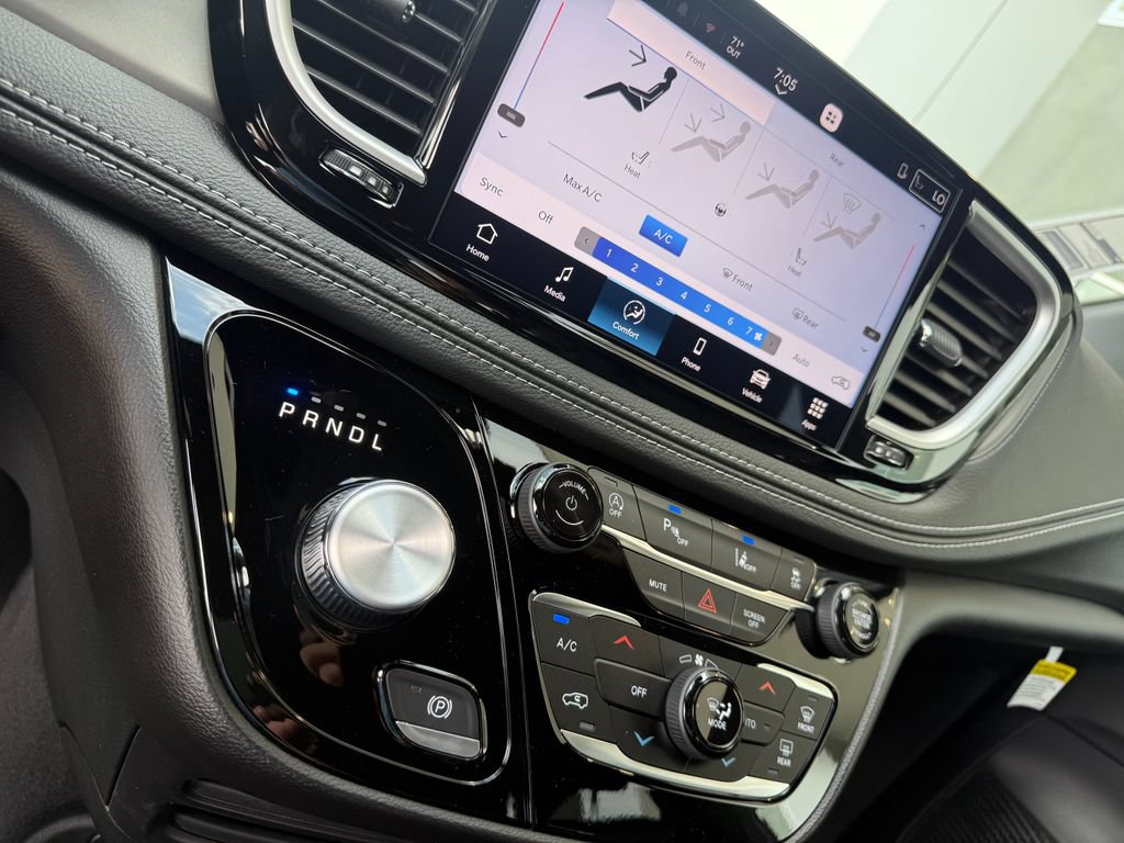 New 2027 Chrysler Pacifica Select FWD image 17