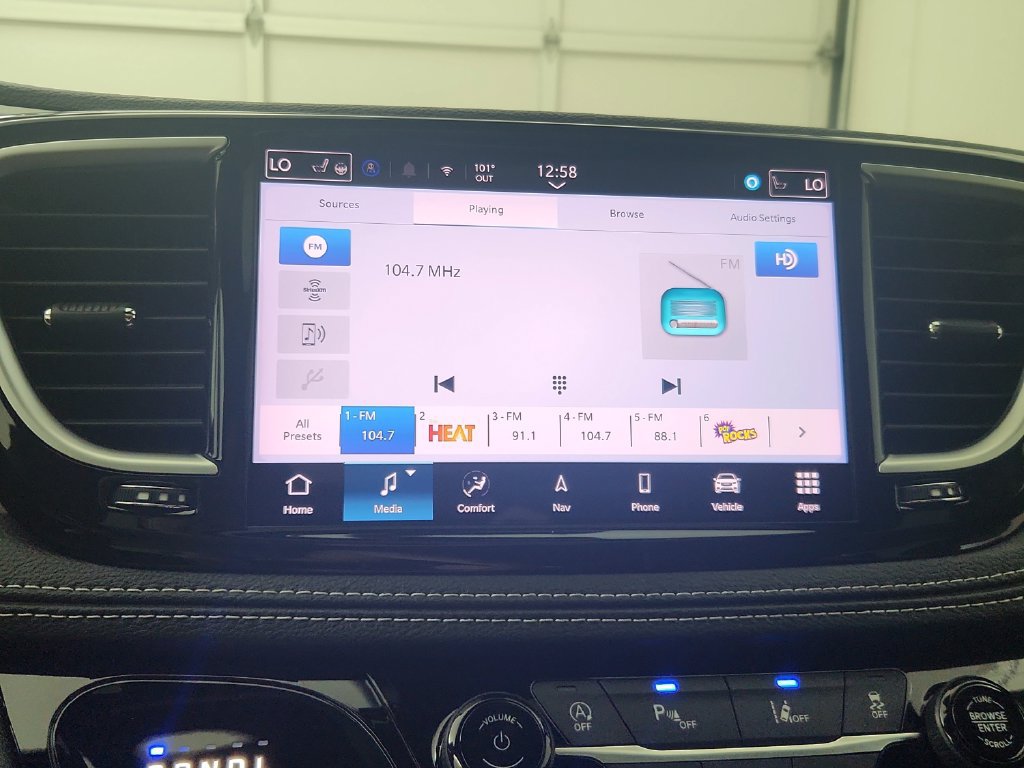 Certified 2025 Chrysler Pacifica Limited FWD image 27