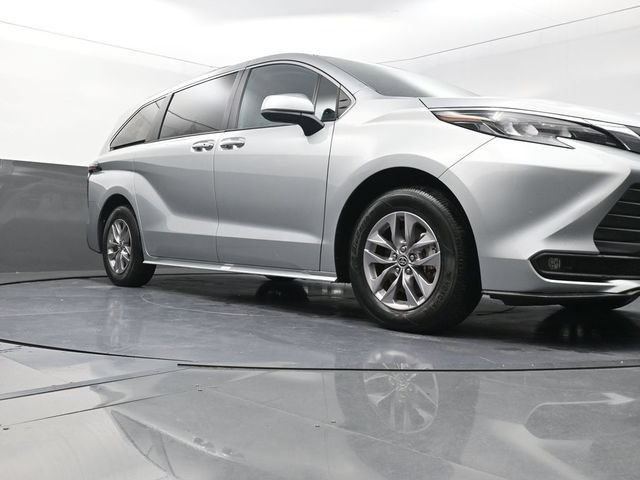 Used 2025 Toyota Sienna XLE FWD image 30