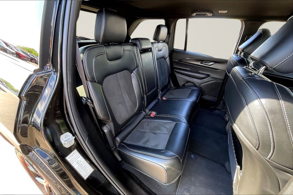 Used 2025 Jeep Grand Cherokee Altitude AWD/4WD image 26