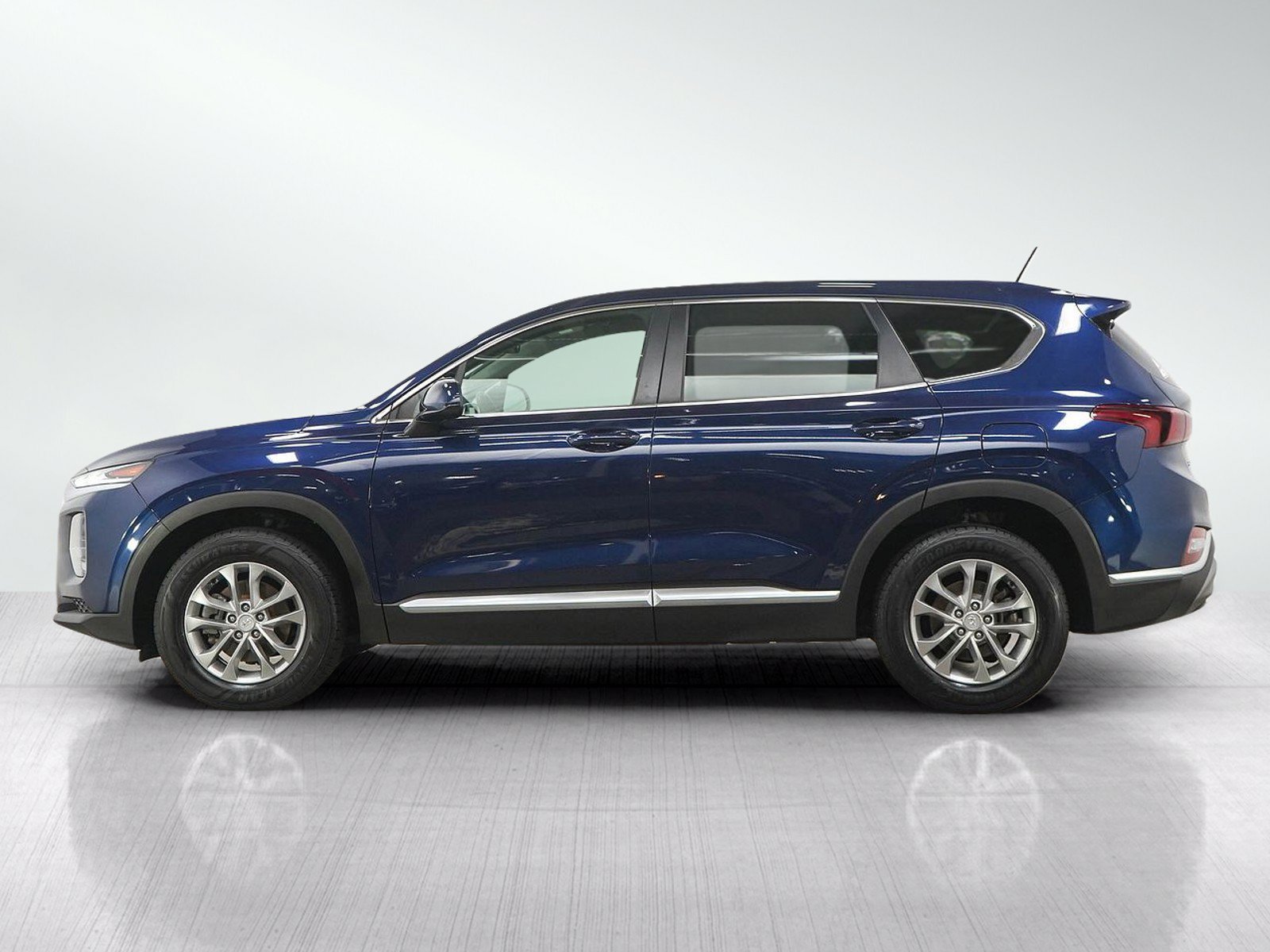 Used 2019 Hyundai Santa Fe SE AWD/4WD image 2