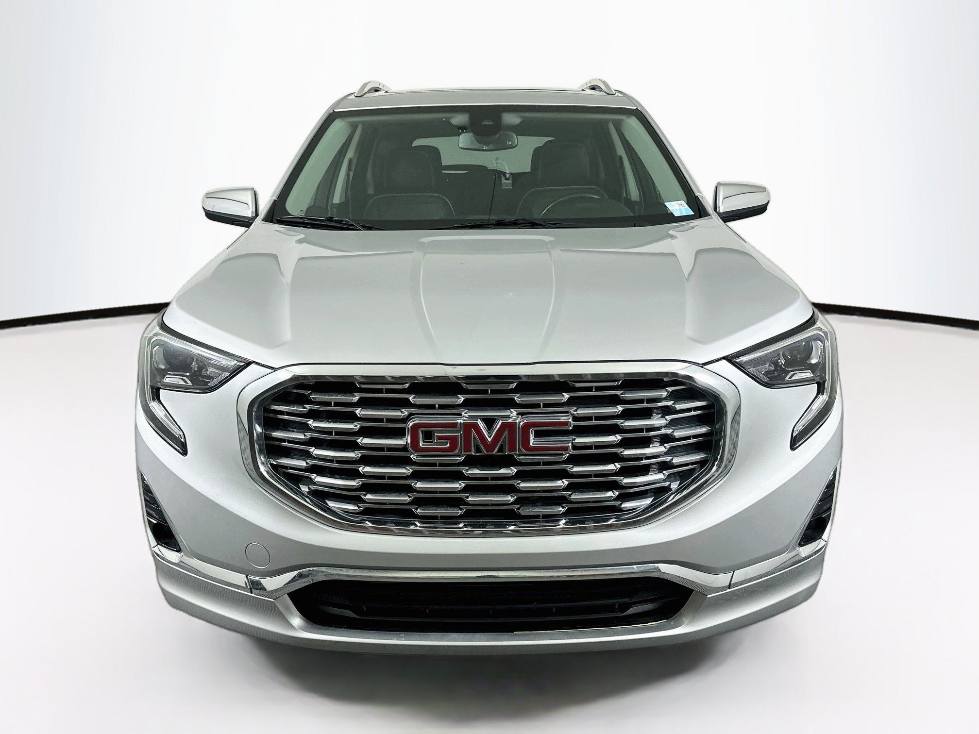 Used 2018 GMC Terrain Denali w/ Driver Alert Package II FWD image 2