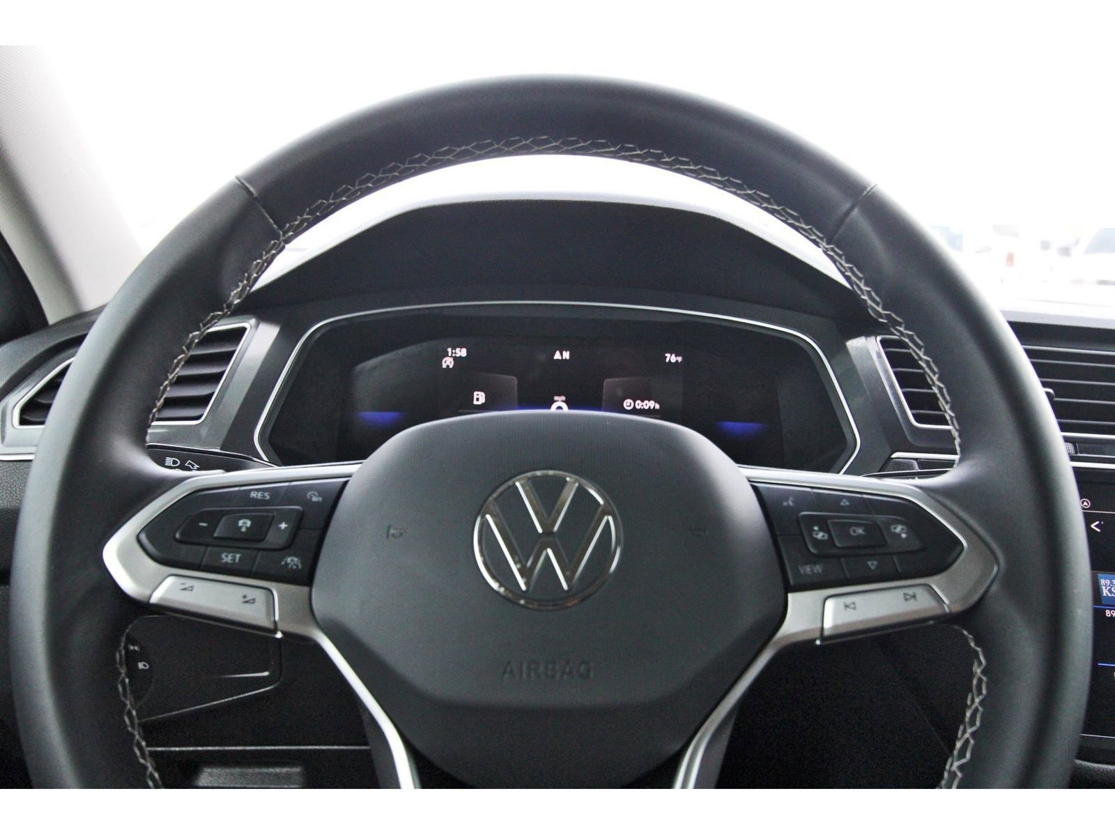 Used 2024 Volkswagen Tiguan SE w/ MDO Package, Three-Row image 17