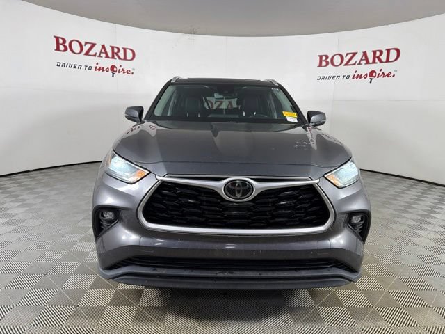 Used 2022 Toyota Highlander XLE FWD image 2