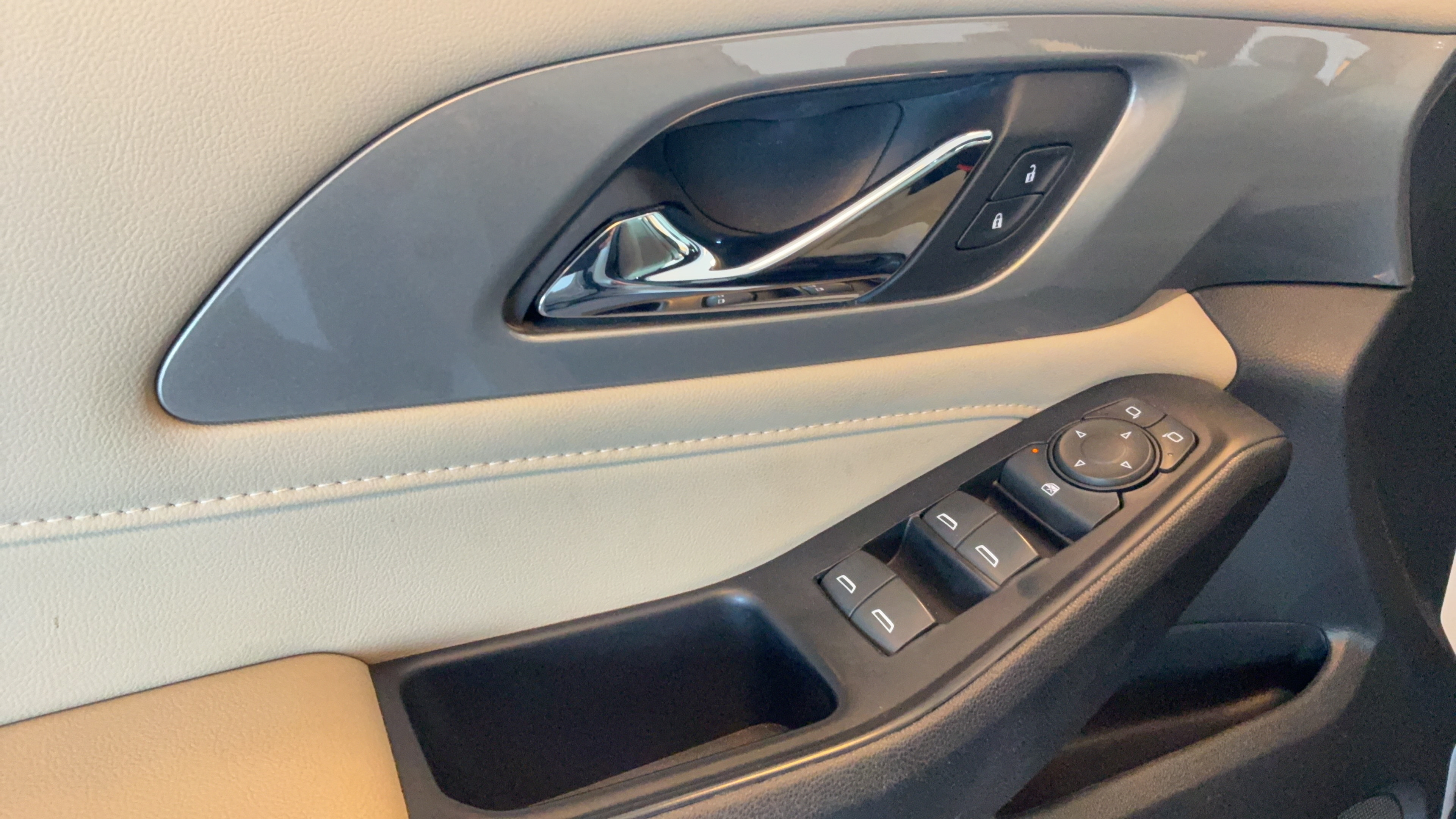 Used 2022 Chevrolet Traverse LS FWD image 20