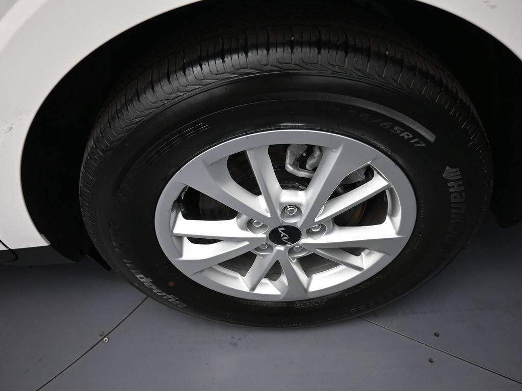 Certified 2024 Kia Carnival LX FWD image 15