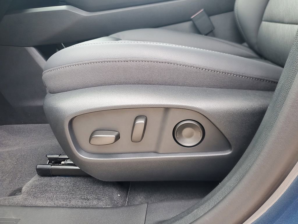 New 2026 Chevrolet Equinox LT w/ Convenience Package II FWD image 15