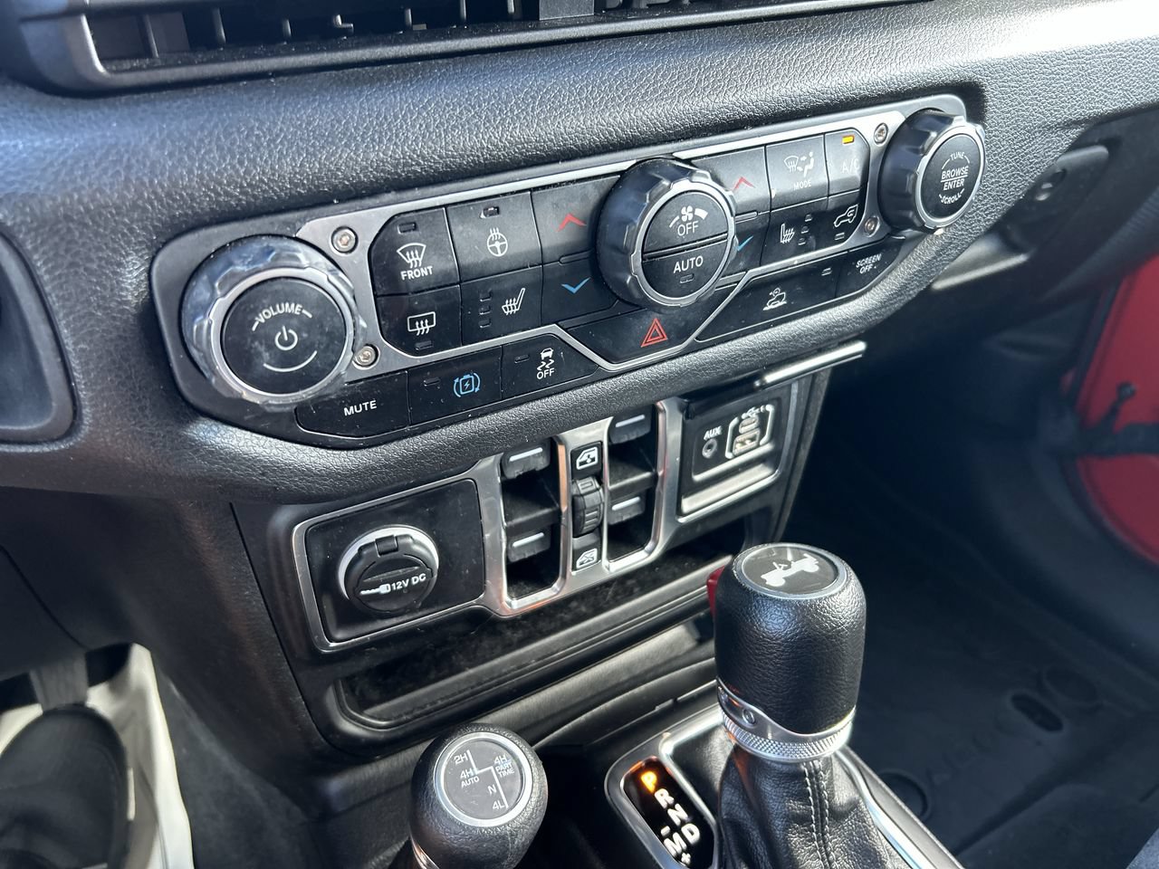 Used 2024 Jeep Wrangler Unlimited w/ Convenience Group AWD/4WD image 28
