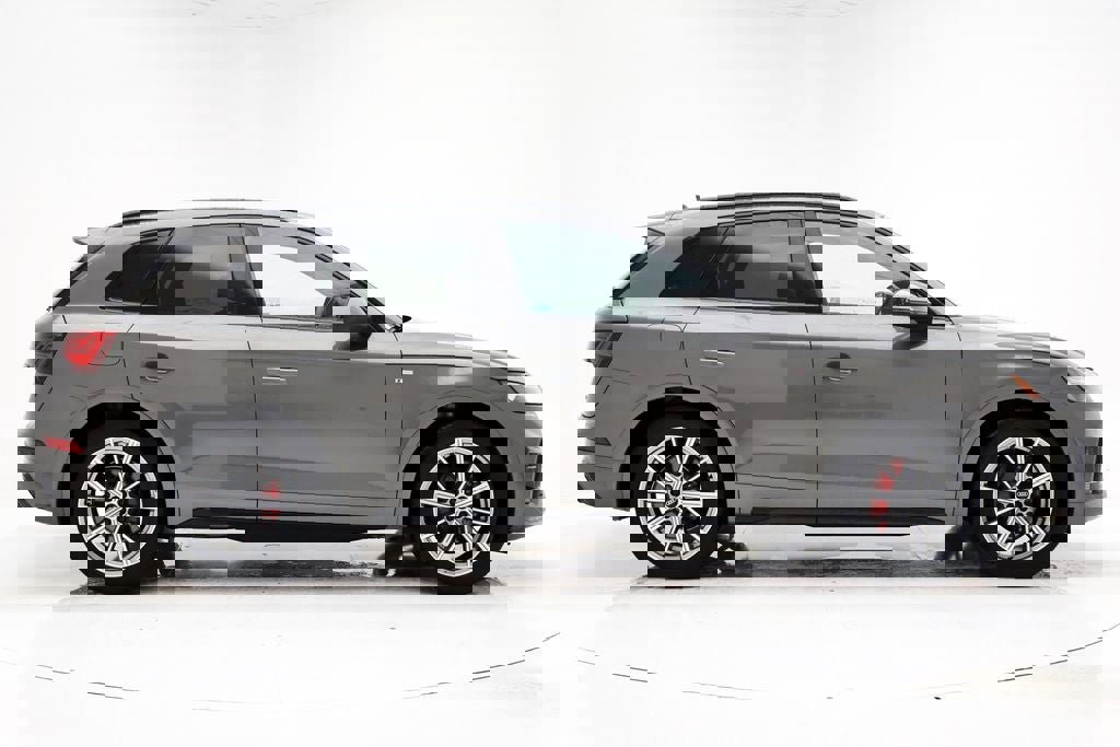 Used 2024 Audi Q5 e Premium Plus w/ Premium Plus Package image 3