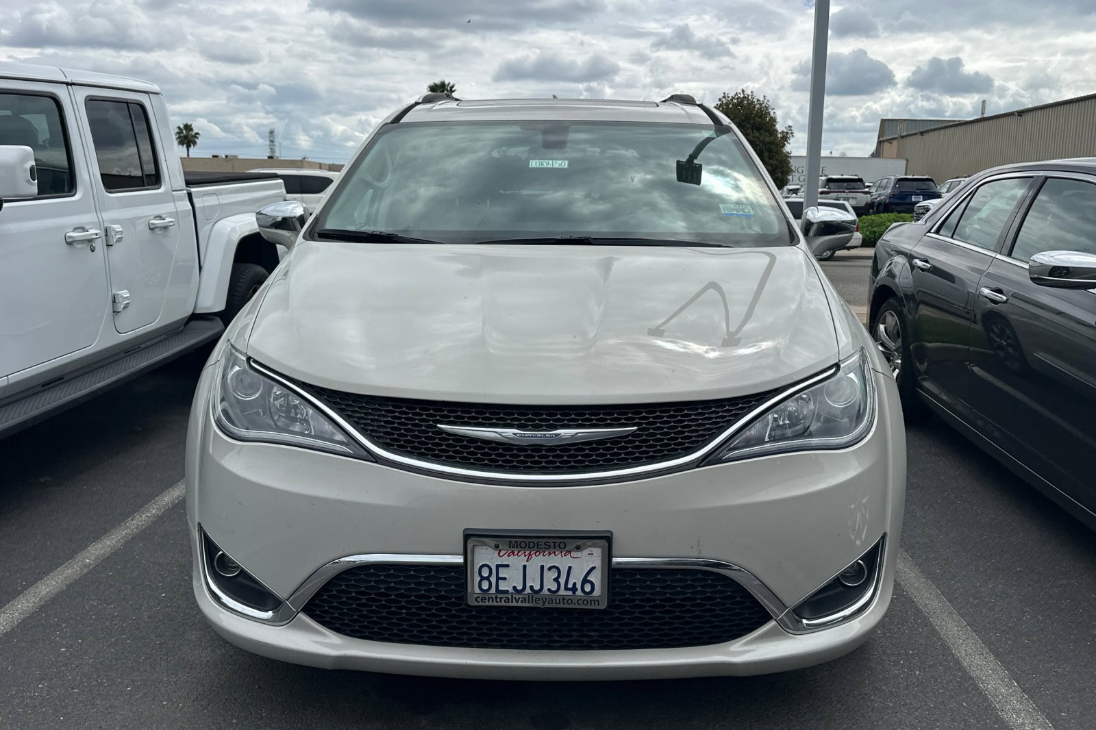 Used 2017 Chrysler Pacifica Limited w/ UConnect Theater Package image 3