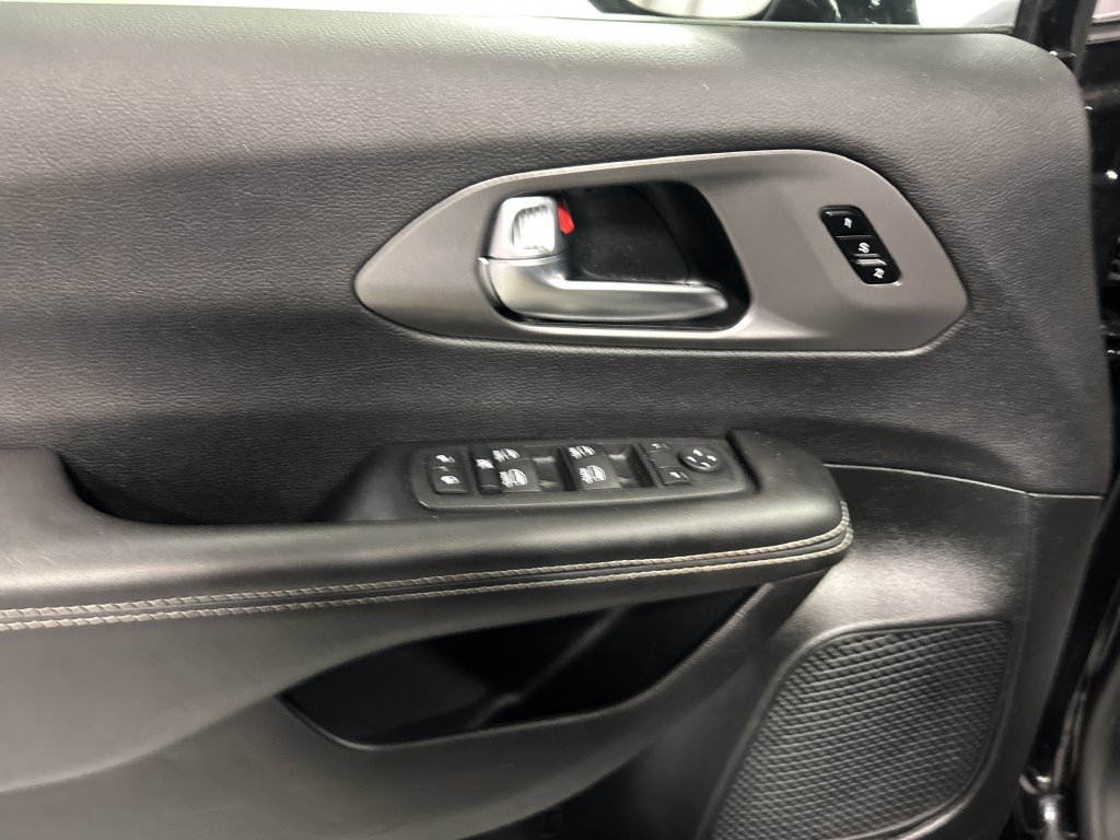 Used 2026 Chrysler Pacifica Select FWD image 14