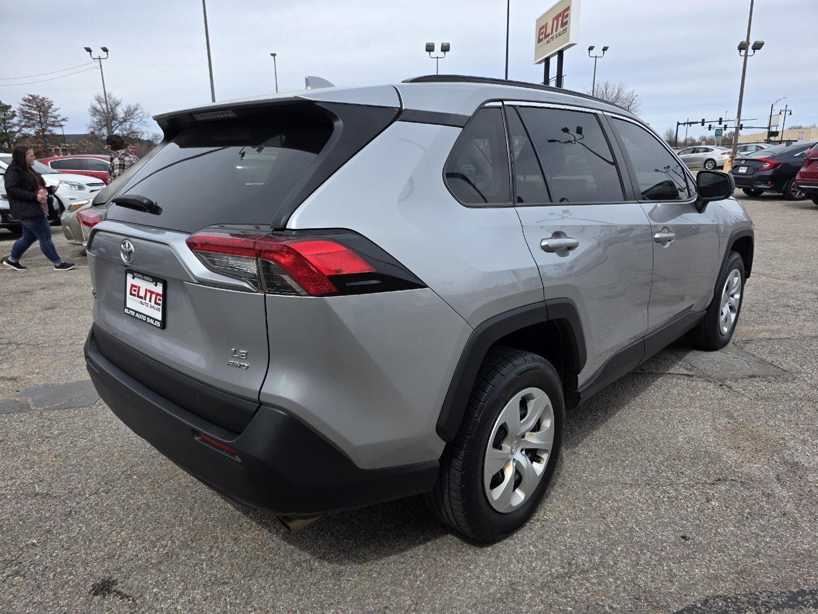 Used 2020 Toyota RAV4 LE AWD/4WD image 5