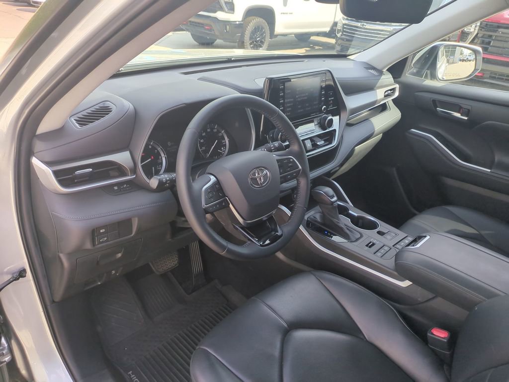 Used 2020 Toyota Highlander XLE image 17
