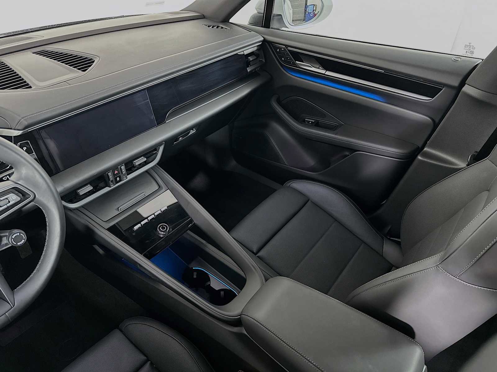Certified 2025 Porsche Macan Electric image 24
