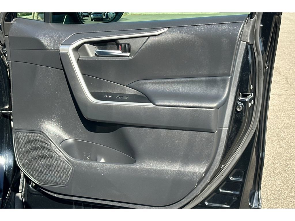 Used 2020 Toyota RAV4 XLE FWD image 21
