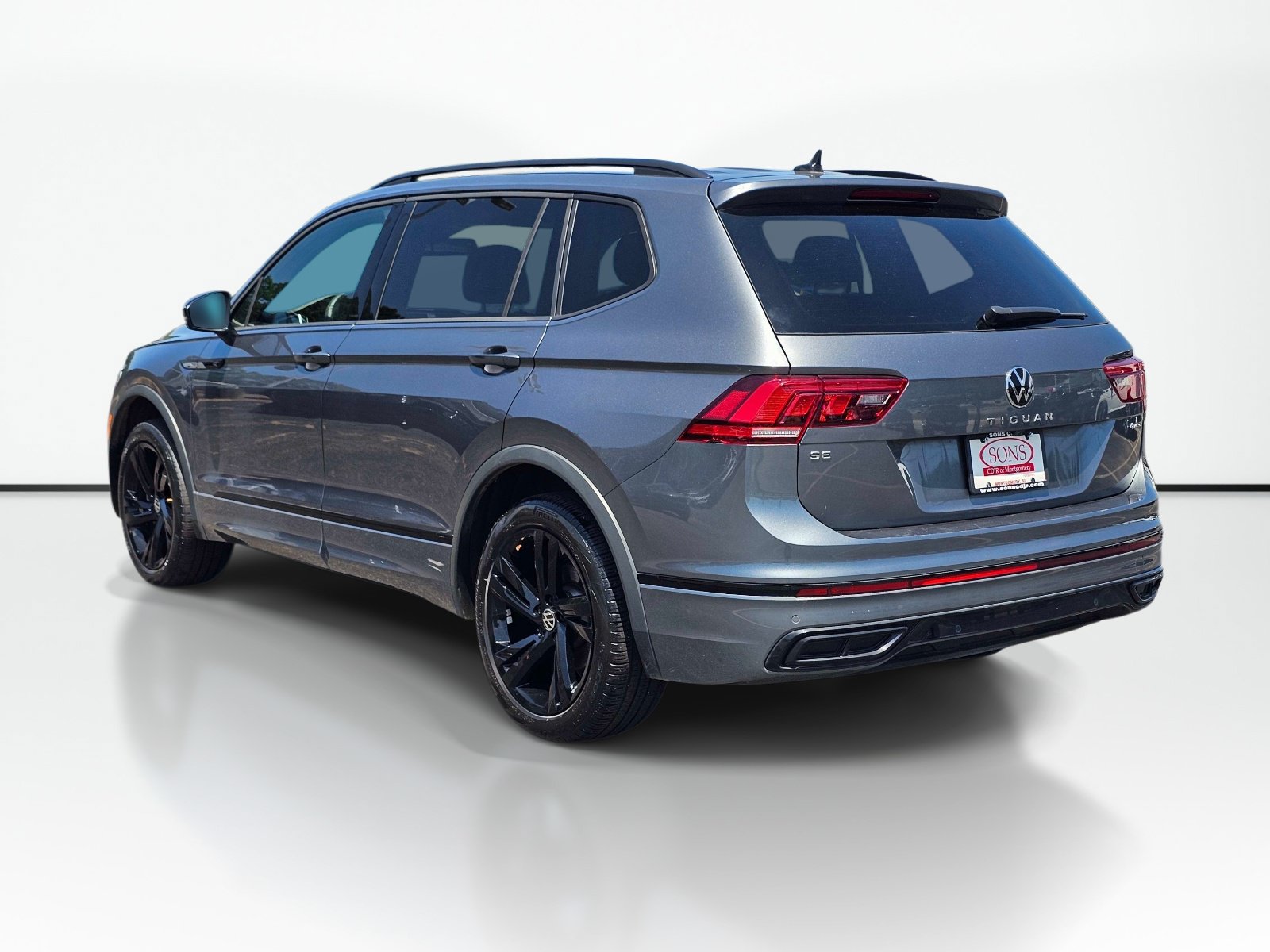 Used 2024 Volkswagen Tiguan SE R-Line AWD/4WD image 11