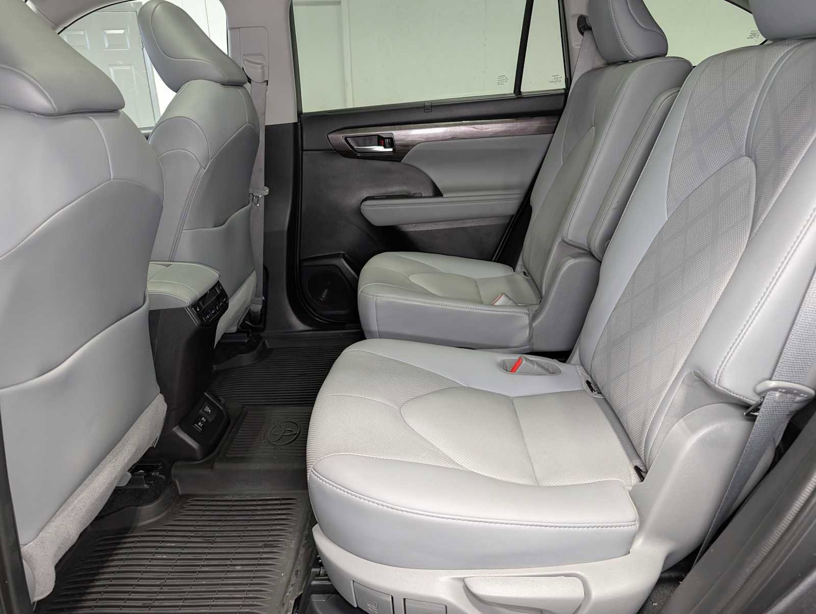 Used 2021 Toyota Highlander Platinum image 24