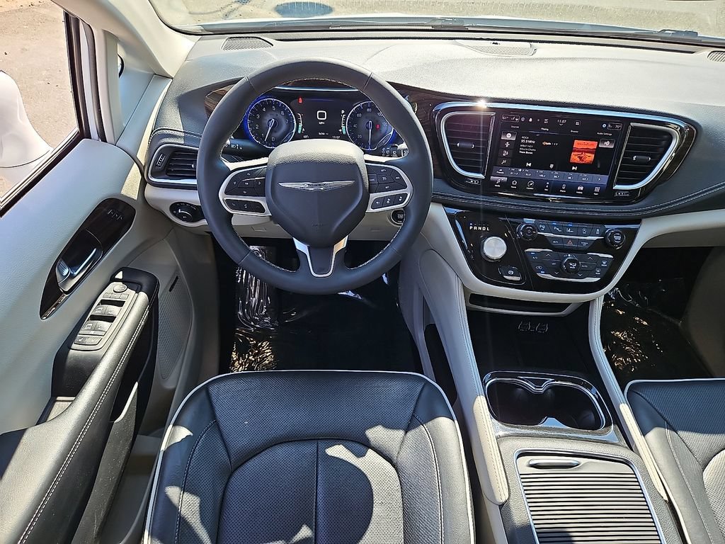 Used 2022 Chrysler Pacifica Limited FWD image 11