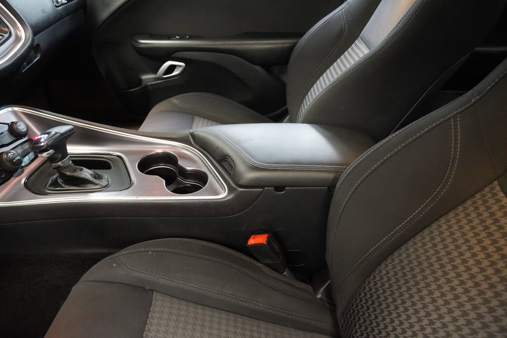 Used 2015 Dodge Challenger SXT RWD image 8