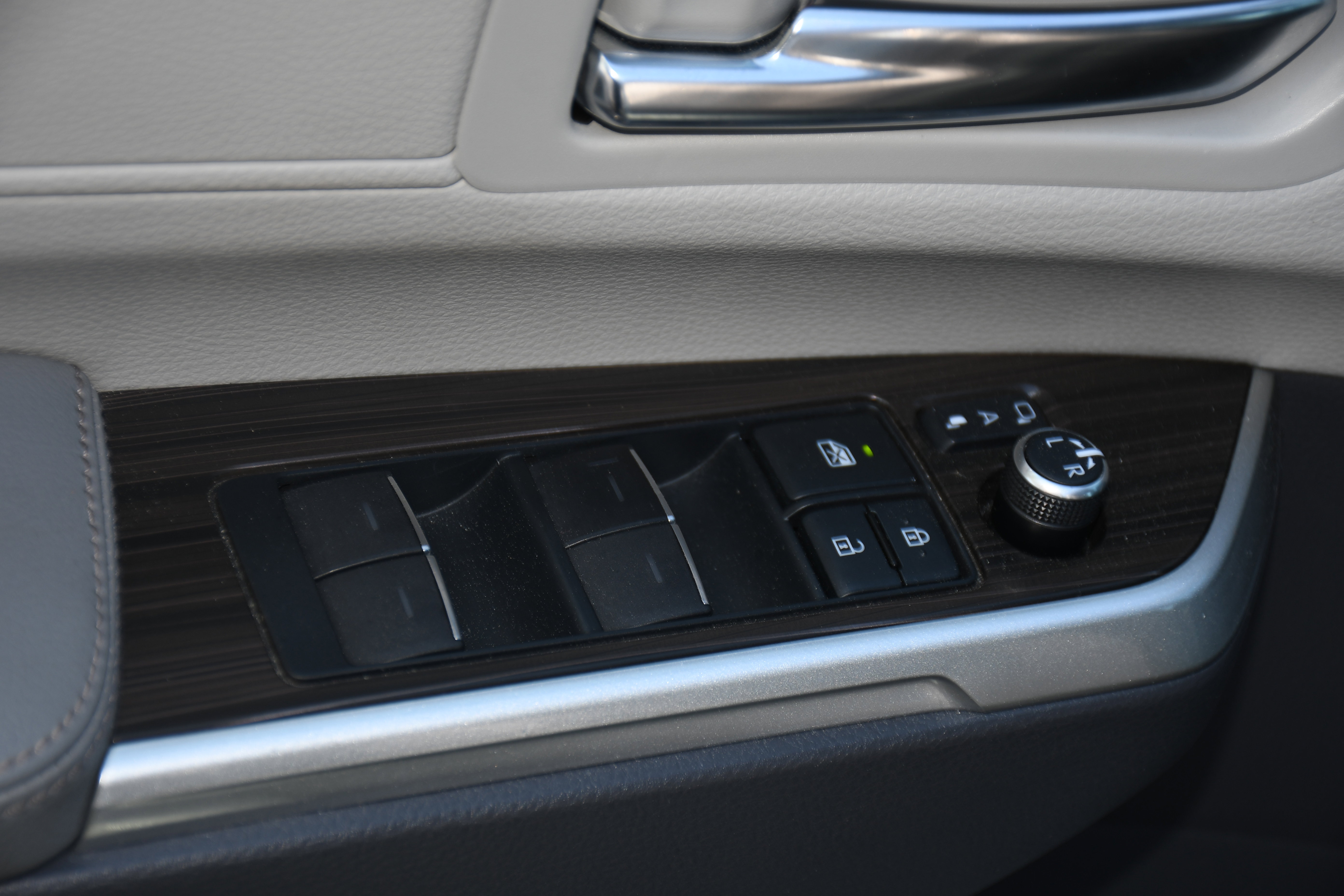 Used 2021 Toyota Sienna Limited image 11