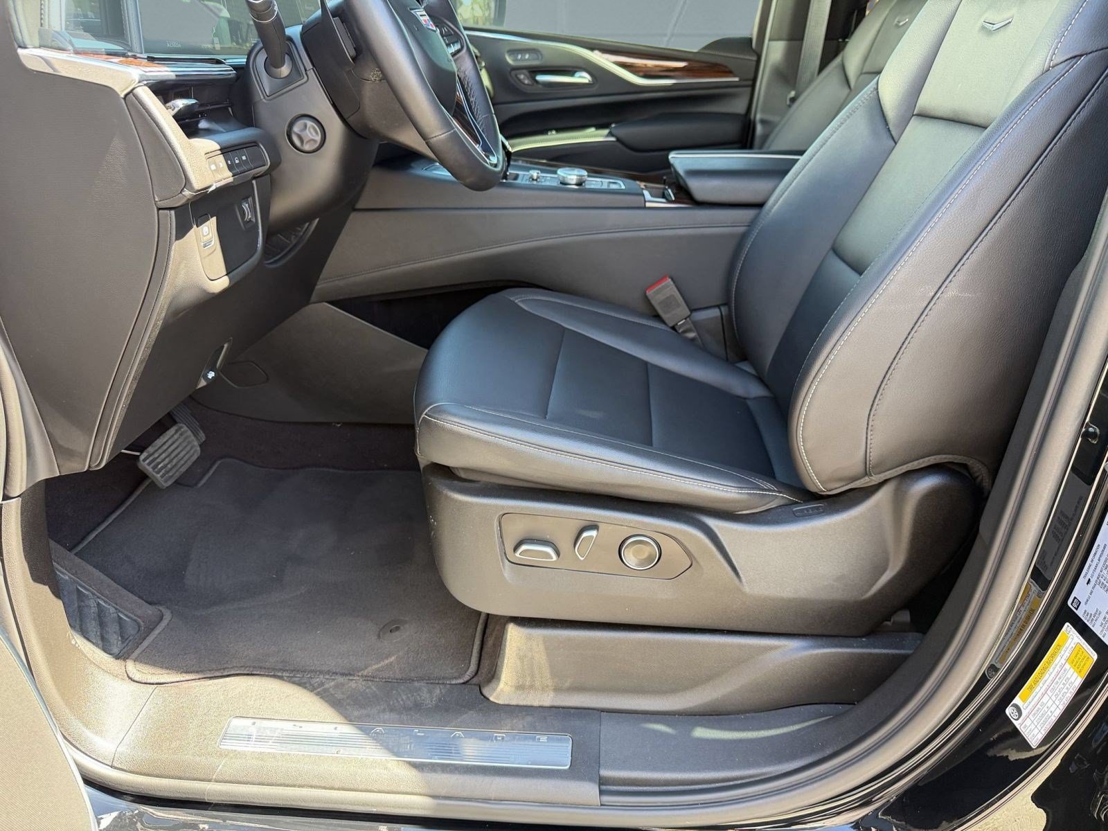 Used 2023 Cadillac Escalade Luxury AWD/4WD image 4