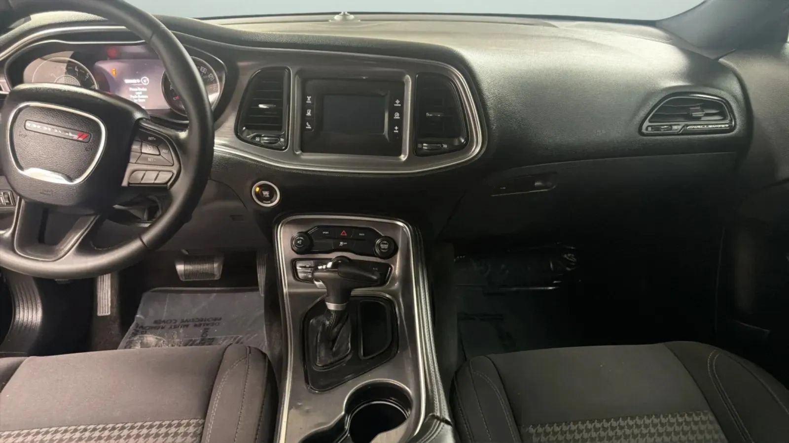 Used 2015 Dodge Challenger SXT RWD image 15