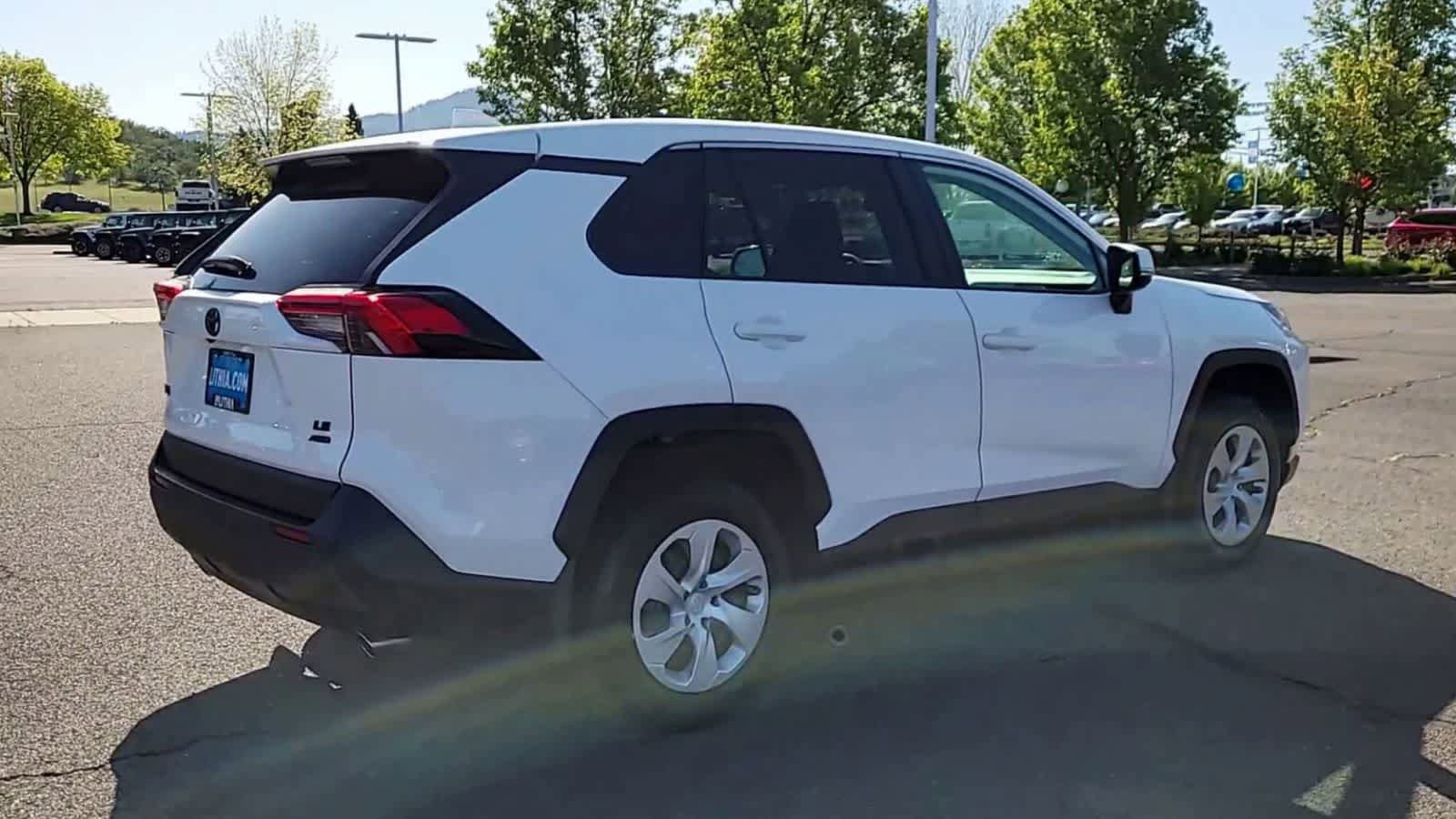 Used 2025 Toyota RAV4 LE AWD/4WD image 8