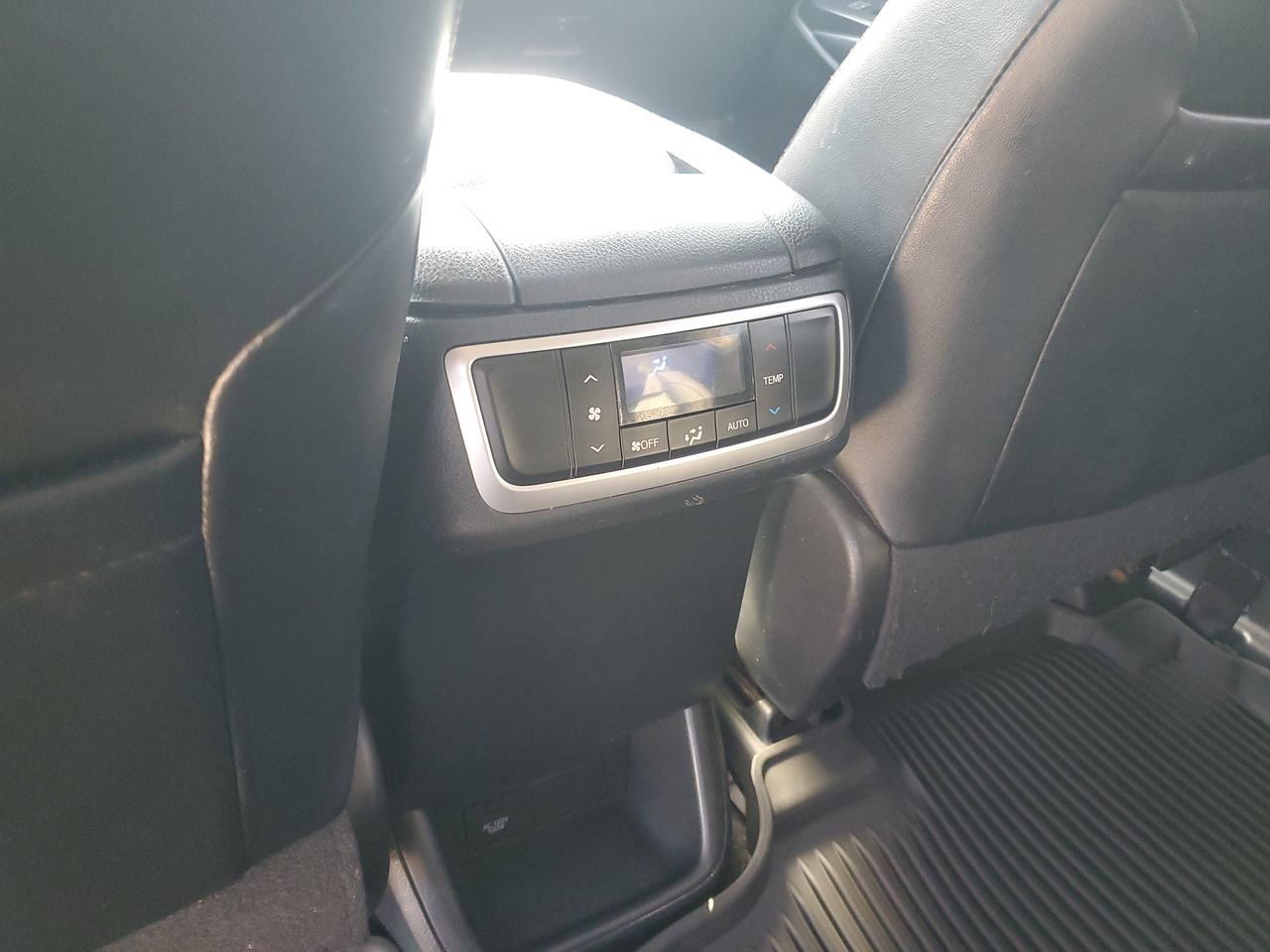 Used 2019 Toyota Highlander SE FWD image 11